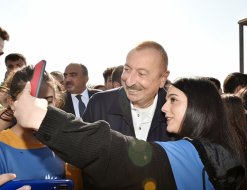 “Cənab prezident, şəkil bulanlıq düşüb, yenidən çəkdirə bilərik?” - VİDEO
