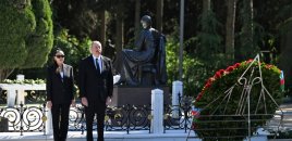 Prezident və xanımı Heydər Əliyevin məzarını ziyarət etdi
