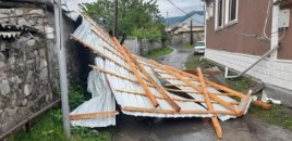 Qaxda külək evi bu hala saldı - Fotolar