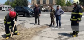 Sumqayıtda yola mənşəyi naməlum maddə dağılıb - FOTO