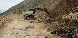 Naxçıvanda avtomobil yoluna düşən qaya parçaları hərəkəti məhdudlaşdırıb