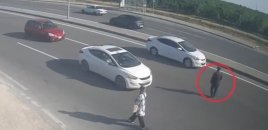 Qəzaya səbəb olan yaşlı kişi ölümdən son anda xilas oldu - VİDEO