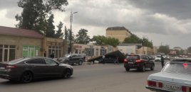 Sabirabadda güclü külək tikilinin damını avtomobilin üstünə aşırıb