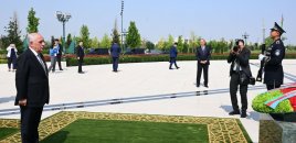 Əli Əsədov Daşkənddə Müstəqillik abidəsini ziyarət etdi
