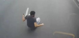 Avtobusun qarşısına qəfil çıxan piyada öldü - Video
