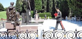 Müdafiə naziri Fəxri Xiyabanda və Zəfər parkında olub