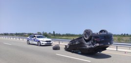 Goranboyda minik avtomobili aşıb, sürücü xəsarət alıb