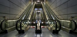 Metroda HƏYƏCANLI ANLAR: Ana və övladları ilk dəfə istifadə etdikləri eskalatordan yıxıldılar