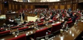 Ermənistan parlamentində vitse-spiker və deputat arasında mübahisə olub