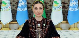 Qurbanqulu Berdiməhəmmədovun qızı Bakı Kitab Mərkəzində olub