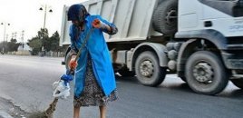 Azərbaycanda avtomobil 67 yaşlı süpürgəçi qadını vurdu