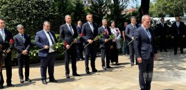 Ceyhun Bayramov Tbilisidə Heydər Əliyevin abidəsini ziyarət etdi