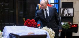 Putin sinif yoldaşının vida mərasimində