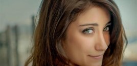 Hazal Kaya qızı ilə dənizdə - FOTO
