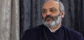 Erməni arxiyepiskop Arutyunyanı məhkəməyə verdi