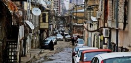 Bakıda evlərdə sakinlər yaşadığı halda söküntü işləri aparılır - VIDEO