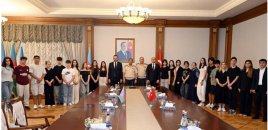 Müdafiə naziri türkiyəli şəhid ailələri ilə görüşüb