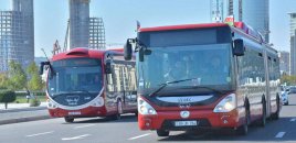 Bakıda sərnişin avtobusu işıqfora çırpıldı