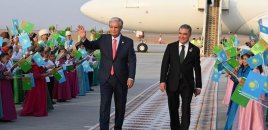 Qazaxıstan Prezidenti Türkmənistanda səfərdədir