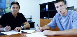 "Sabah"ın rəqibi gənc futbolçusu ilə peşəkar müqavilə imzalayıb