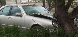 Şəkidə "Mercedes" ağaca çırpılıb, ana və iki azyaşlı övladı xəsarət alıb