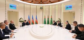 İlham Əliyevin Berdiməhəmmədovla geniş tərkibdə görüşü başladı
