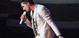 Dima Bilan ona verilən çələngləri başqalarına hədiyyə edirmiş