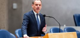 Niderlandın XİN rəhbəri hökumət daxilində fikir ayrılıqlarına görə istefa verib