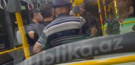 Avtobusda sürücü və sərnişin arasında ƏLBƏYAXA DAVA - VİDEO