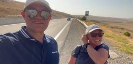 Deputat turistlə birlikdə Qobustandan Bakıya piyada gəlir - VİDEO