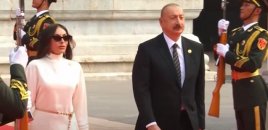 Prezident xanımı ilə Pekində parada qatıldı - Video