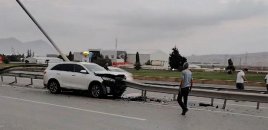 Qaradağda sürücü sükan arxasında yuxuladı, avtomobil məhəccərə çırpıldı
