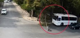 Avtobusu elə sürdü ki, işıqforu kökündən çıxardı - VİDEO