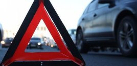 Şəmkirdə minik avtomobili ağaca çırpılıb, iki nəfər ölüb