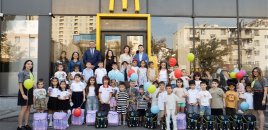 “McDonald’s Azərbaycan” şəhid ailələrindən olan birinci sinif şagirdlərini məktəb ləvazimatları ilə təmin etdi – FOTO