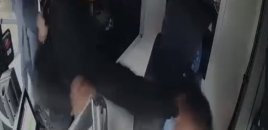 Bakıda sərnişin avtobus sürücüsünü döydü - Video