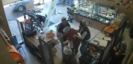 İnək şirniyyat mağazasına hücum çəkdi - Yaralı var+Video