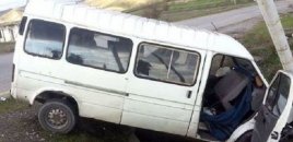 Müəllimləri daşıyan mikroavtobus aşdı - 20 yaralı var