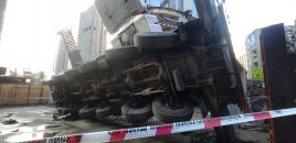 Türkiyədə 50 metrlik kran tələbə yataqxanasının üzərinə aşıb