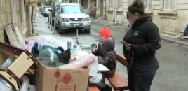 Bakıda ailə evindən çıxarıldı: Övladları küçədə dərs oxuyurlar