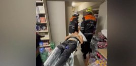 17 yaşlı oğlan mağazada yüklərin altında sıxışdı - Video