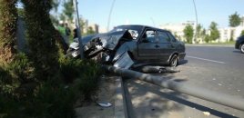 Astarada avtomobil dirəyə çırpıldı - Sürücü yaralandı