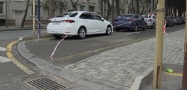 Bakıda avtomobil dayanacağı qanunsuz şəkildə BAĞLANIR - VİDEO 