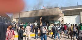 Pakistanlılar ABŞ konsulluğunu yandırdılar - VİDEO