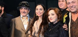 Leyla Əliyeva “Neft bumu hamıya gülümsəyir” tamaşasının nümayişində - FOTOLAR