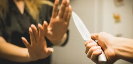 46 yaşlı qadın bıçaqlandı - Oğlu saxlanıldı