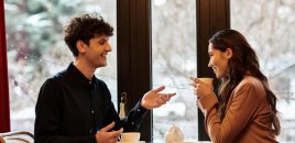 Özünə güvənən qadınlar kişilərlə söhbətdə bu 11 ifadədən istifadə edir