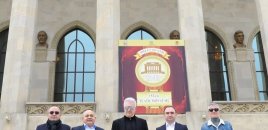 Məşhur aktyor 10 mart -Milli Teatr Günü münasibətilə Bakıya gəlib - FOTOLAR