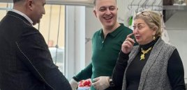 Hüseyn sığınacaqdakı uşaqlara yemək bişirdi - VİDEO