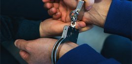 İşlədiyi yerdən 9 min dollarlıq fotoaparat oğurladı - Polis saxladı